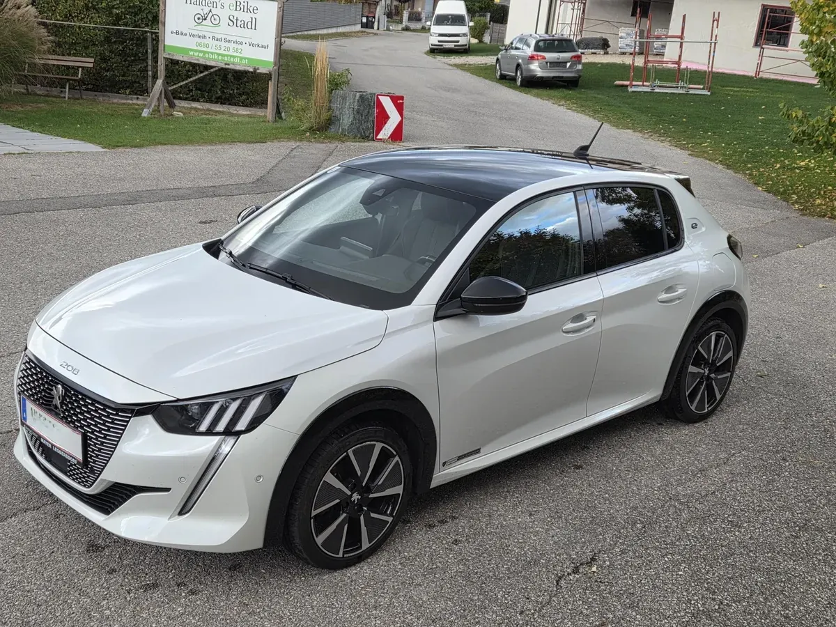 Peugeot E-208