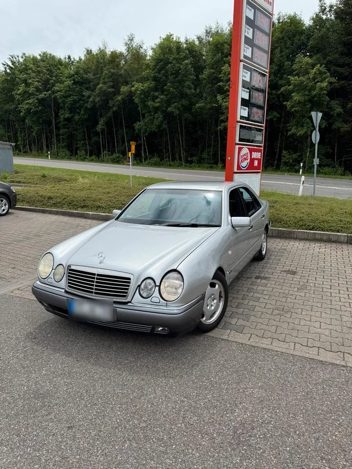 Mercedes-Benz E240