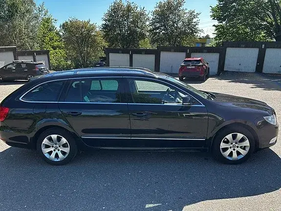 Skoda Superb 2011 photo 4
