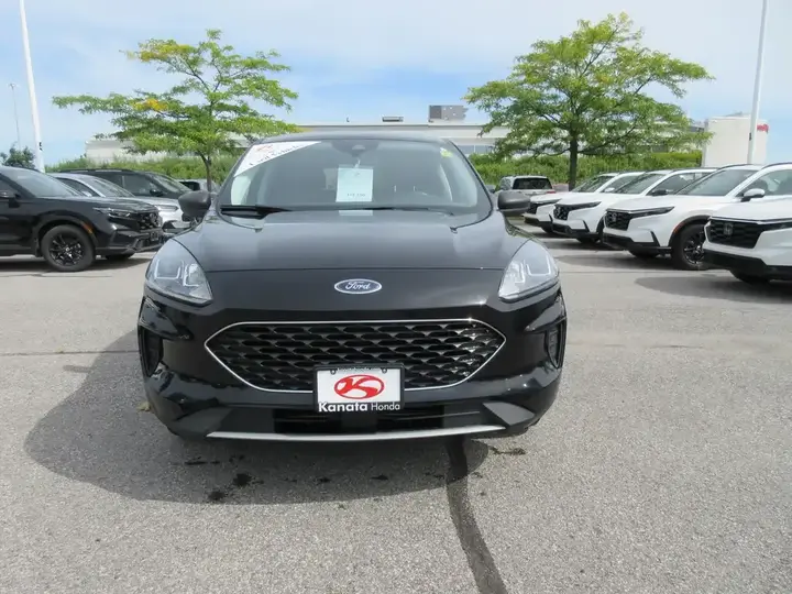 Ford Escape 2022 photo 2