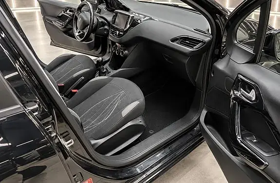 Peugeot 208 2015 photo 4