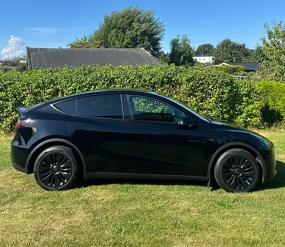Tesla Model Y 2023 photo 2