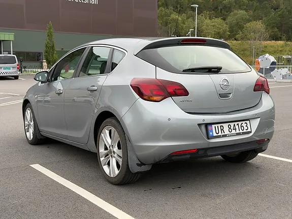 Opel Astra 2010 photo 3