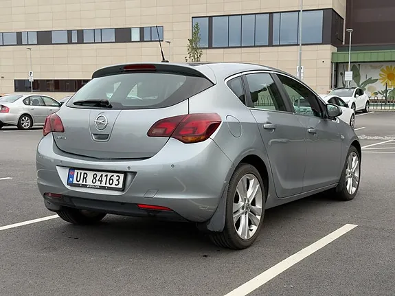 Opel Astra 2010 photo 4