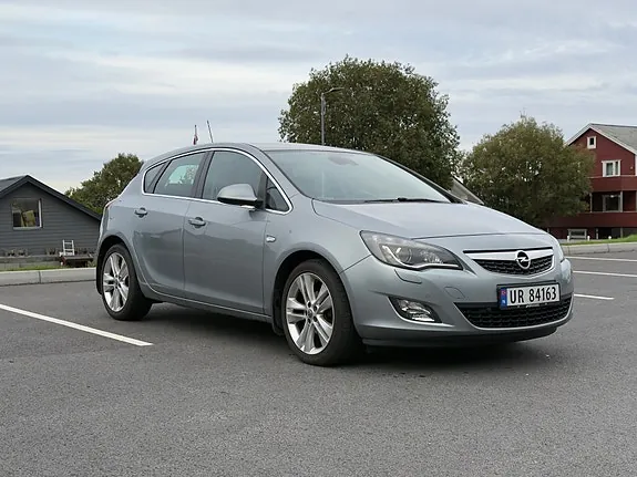 Opel Astra 2010 photo 2