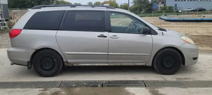 Toyota Sienna 2008 photo 4