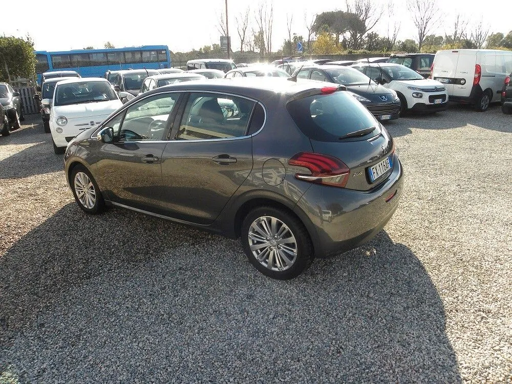 Peugeot 208 2019 photo 2