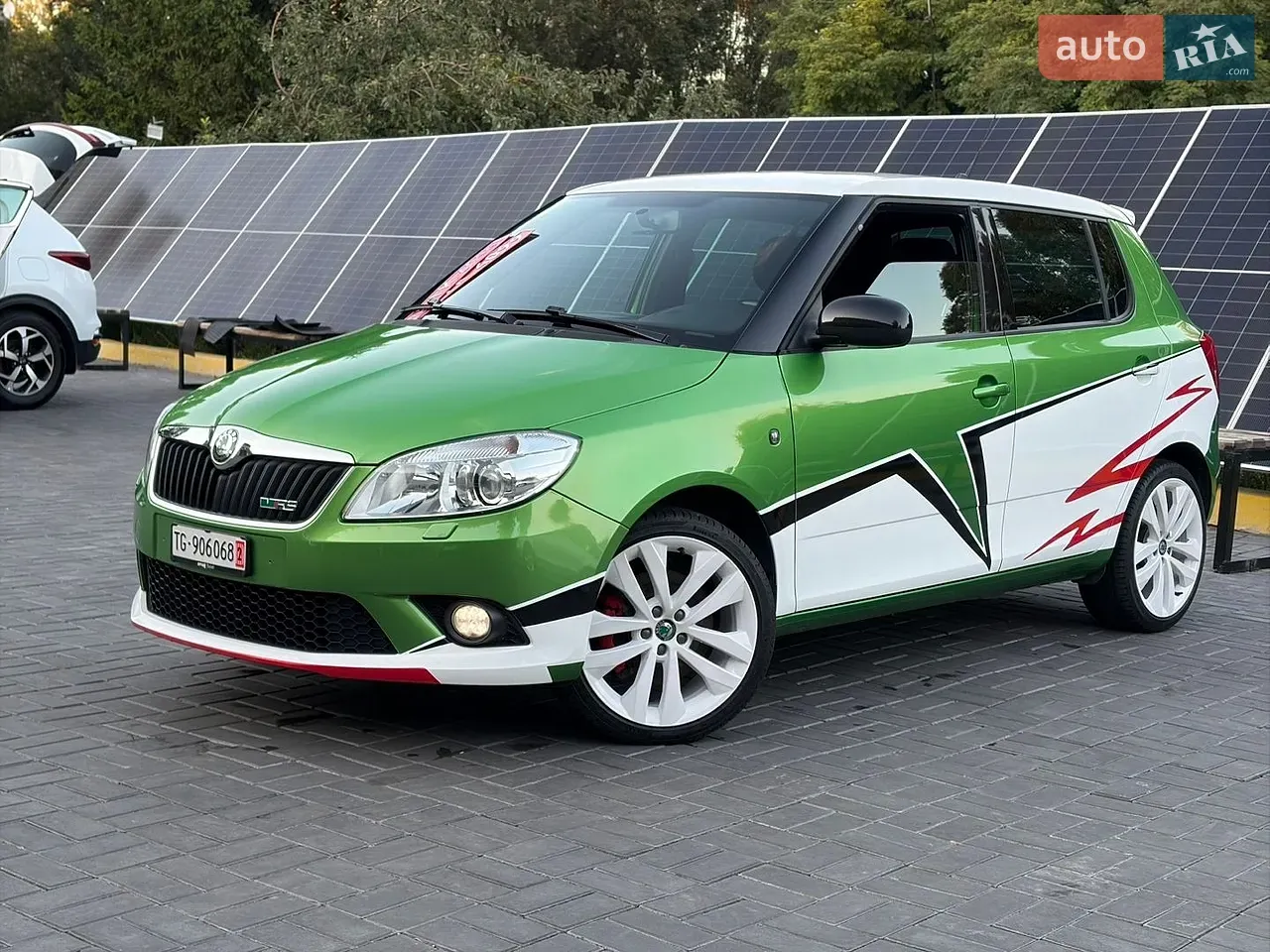 Skoda Fabia 2011 photo 2