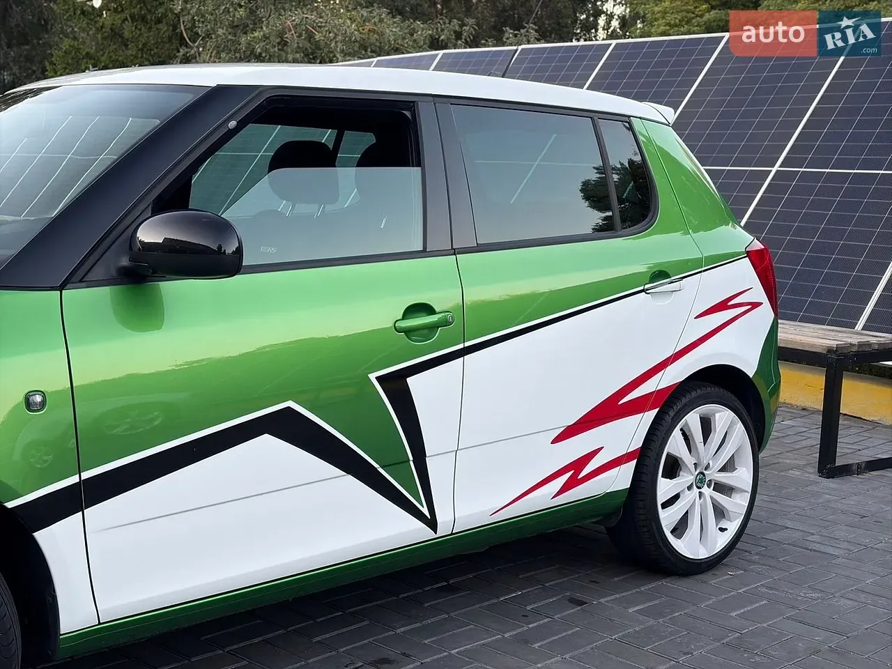Skoda Fabia 2011 photo 4