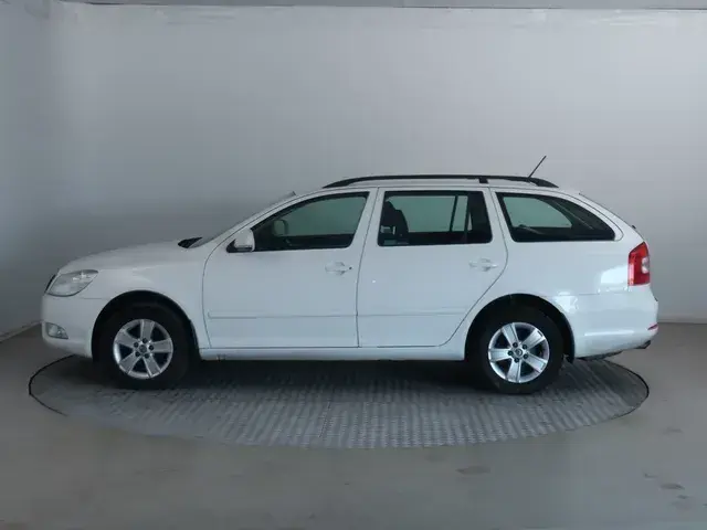 Skoda Octavia 2012 photo 2