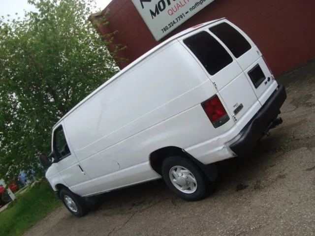 Ford Econoline E250 2010 photo 2