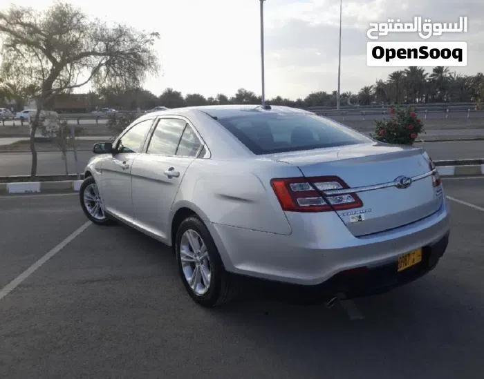 Ford Taurus 2017 photo 2