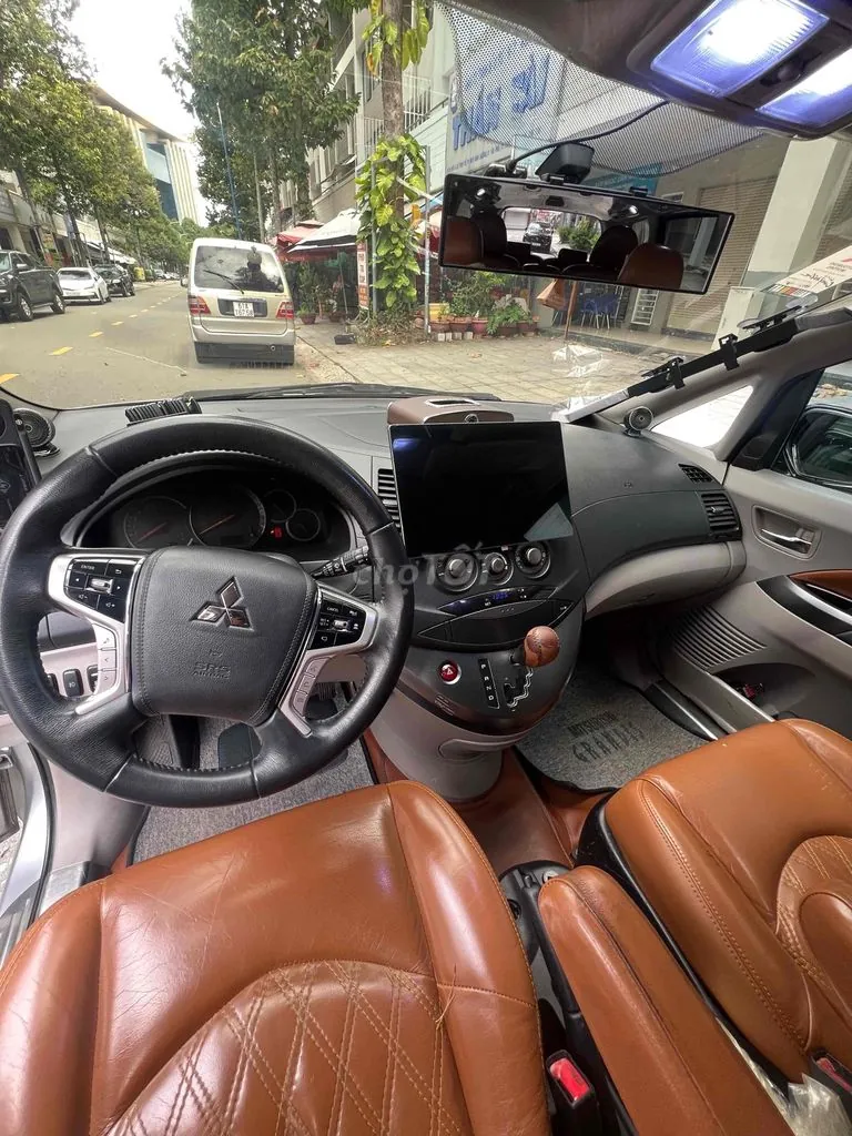 Mitsubishi Grandis 2005 photo 3