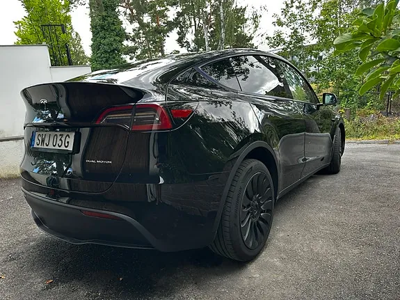 Tesla Model Y 2024 photo 2