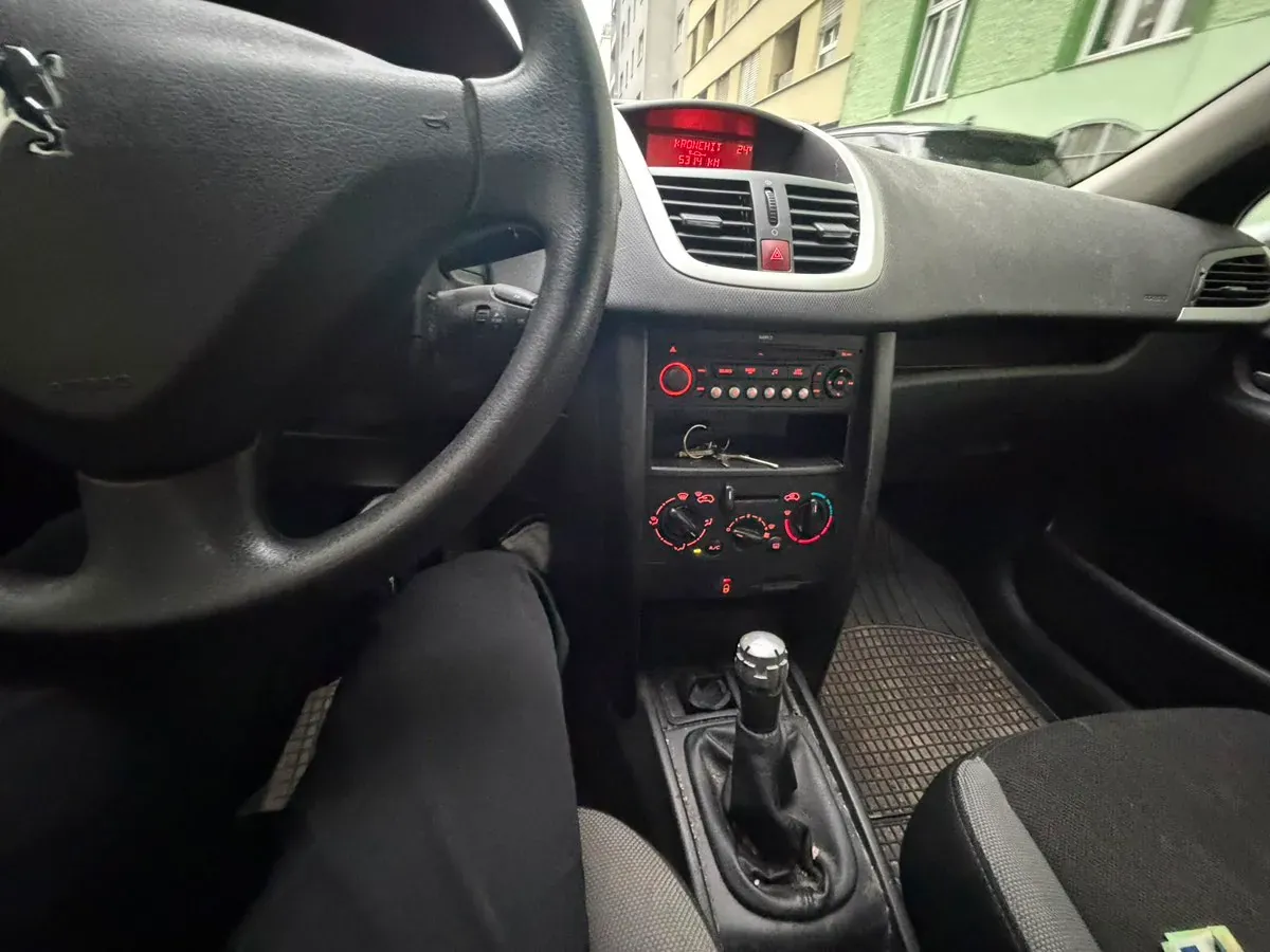 Peugeot 207 2008 photo 2