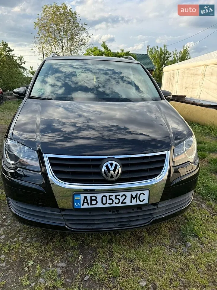 Volkswagen Touran 2010 photo 2