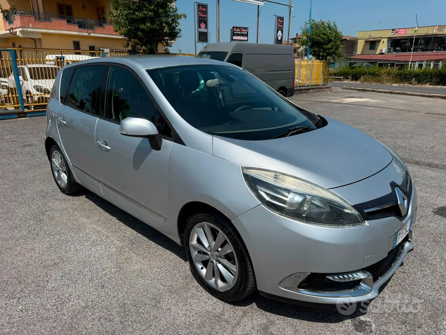 Renault Scenic 2012 photo 2