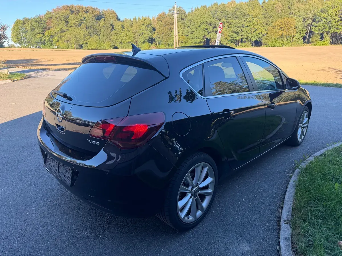 Opel Astra 2010 photo 3