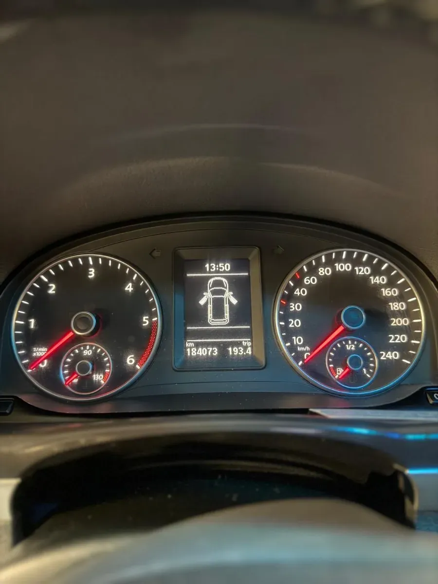 Volkswagen Touran 2011 photo 3