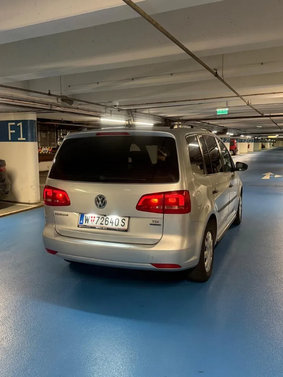 Volkswagen Touran 2011 photo 2