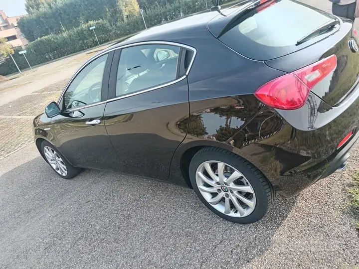 Alfa Romeo Giulietta 2016 photo 2