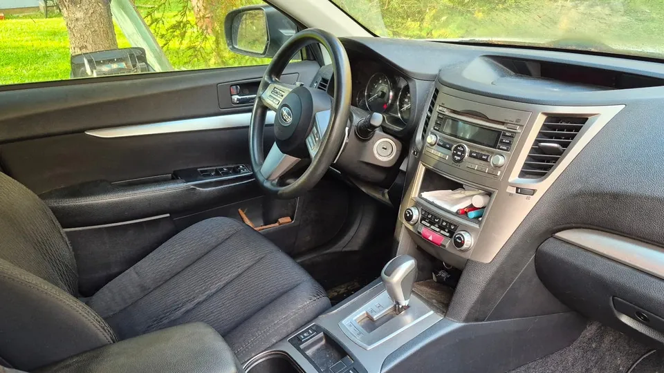 Subaru Outback 2010 photo 2
