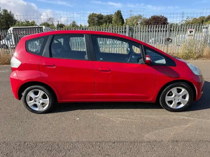 Honda Jazz 2010 photo 2