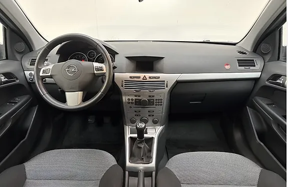 Opel Astra 2010 photo 3