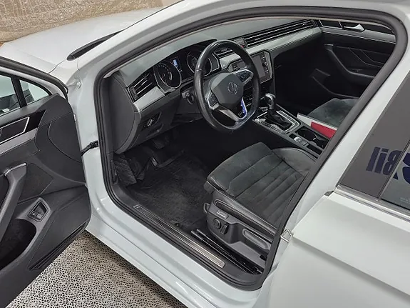 Volkswagen Passat 2023 photo 2