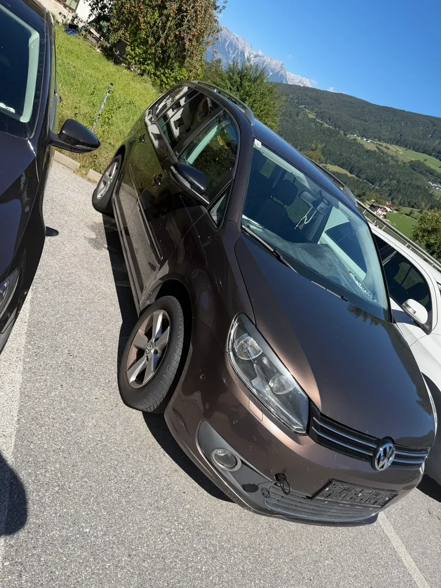 Volkswagen Touran 2011 photo 2