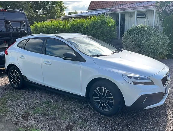 Volvo V40 Cross Country 2017 photo 2