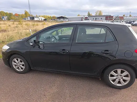 Toyota Auris 2011 photo 2