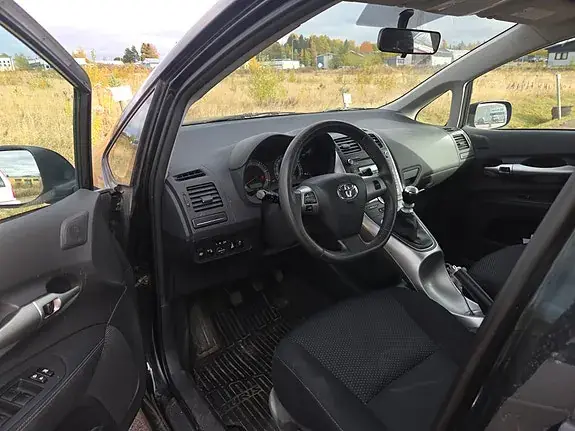 Toyota Auris 2011 photo 4