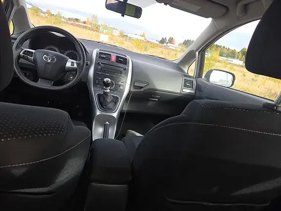Toyota Auris 2011 photo 3