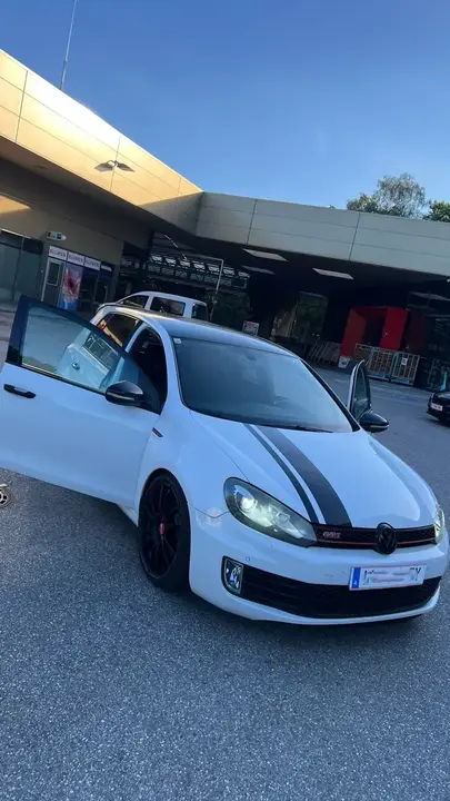 Volkswagen Golf 2010 photo 2