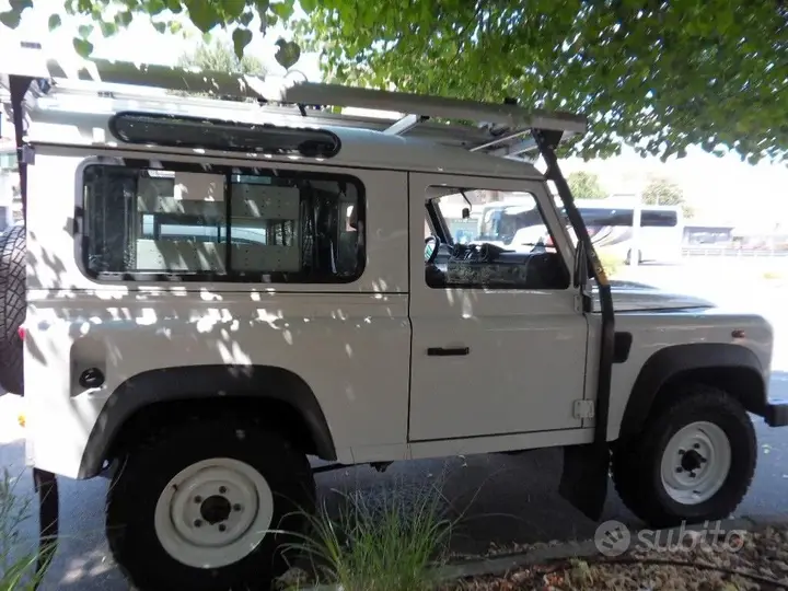 Land Rover Defender 2014 photo 4