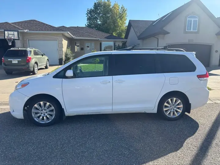 Toyota Sienna 2014 photo 3