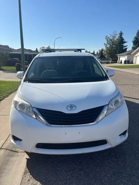 Toyota Sienna 2014 photo 2