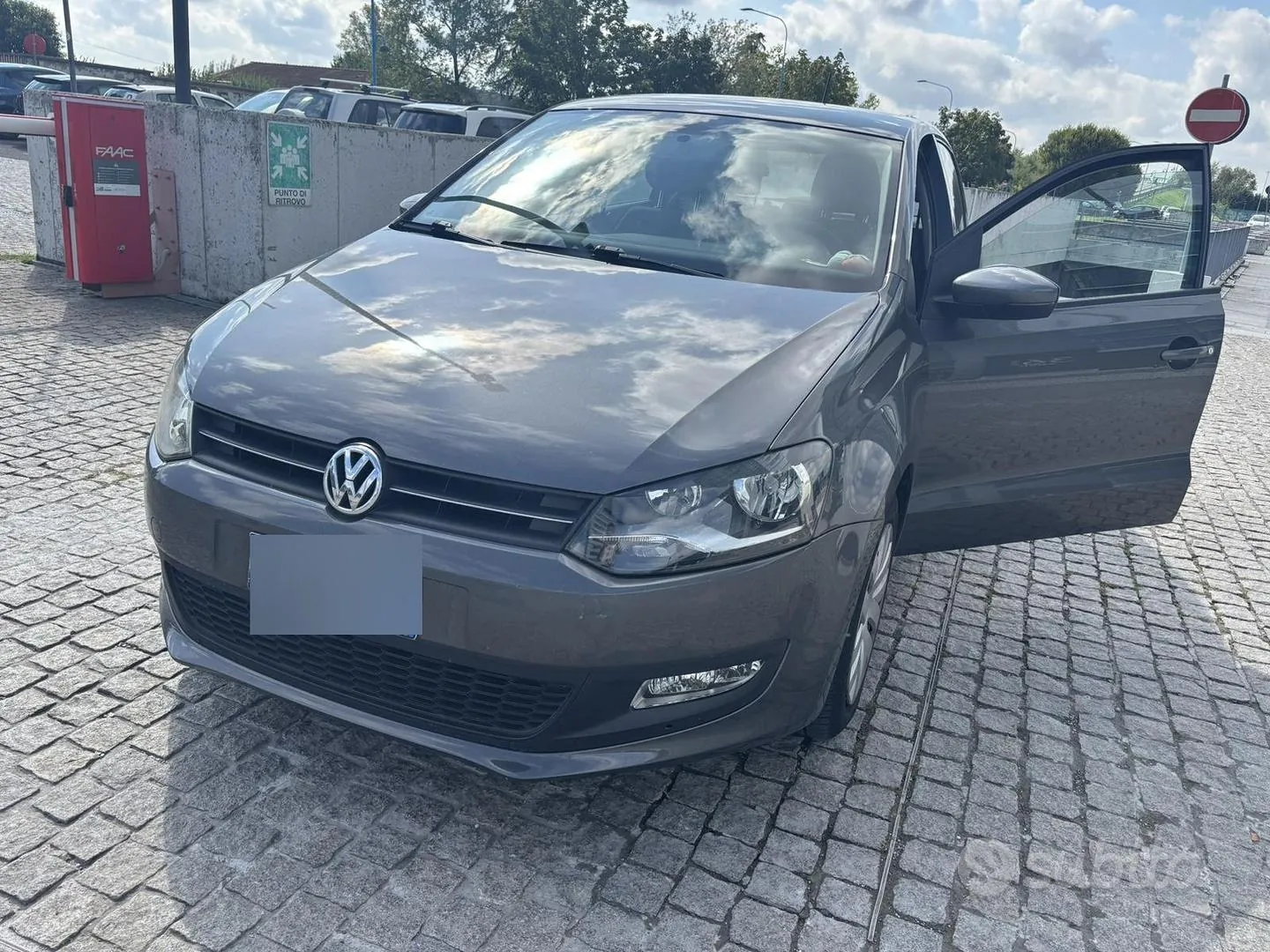 Volkswagen Polo 2011 photo 2