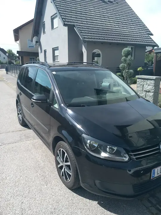 Volkswagen Touran 2011 photo 2