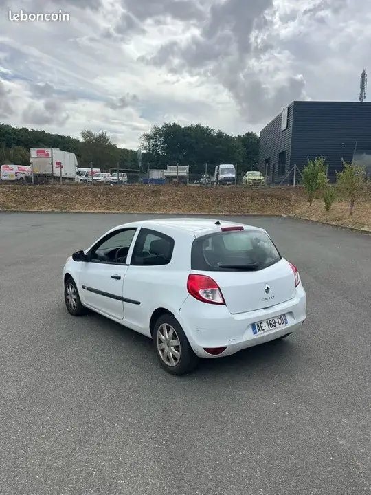 Renault Clio 2009 photo 2