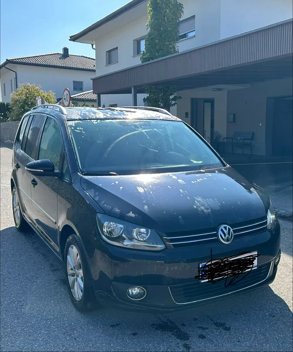 Volkswagen Touran 2011 photo 2