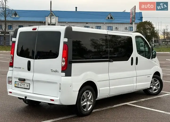 Renault Trafic 2011 photo 2