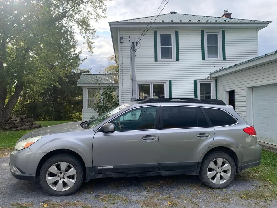 Subaru Outback 2011 photo 2