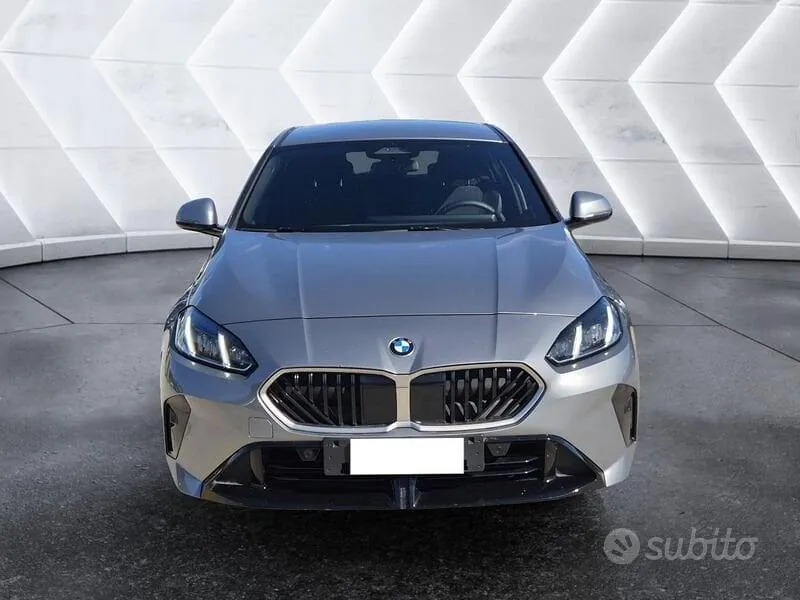 BMW 1 Series 2025 photo 2