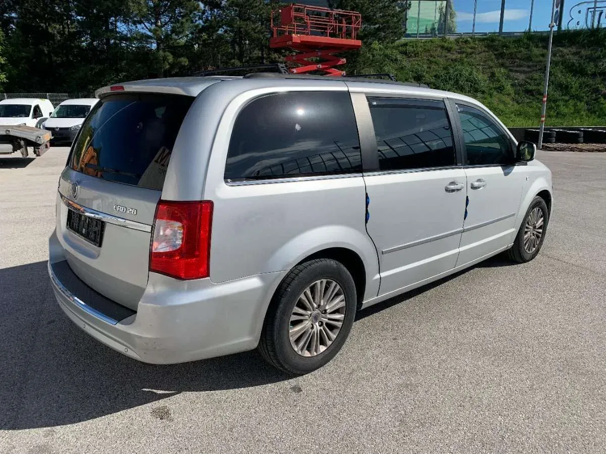 Lancia Voyager 2012 photo 3