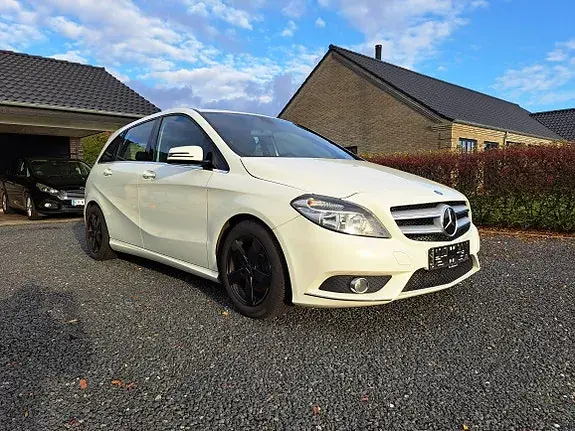 Mercedes-Benz B 180 2013 photo 2