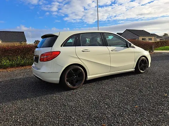 Mercedes-Benz B 180 2013 photo 4