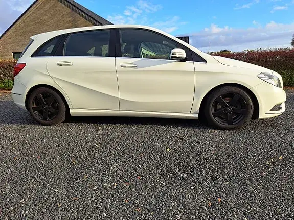 Mercedes-Benz B 180 2013 photo 3