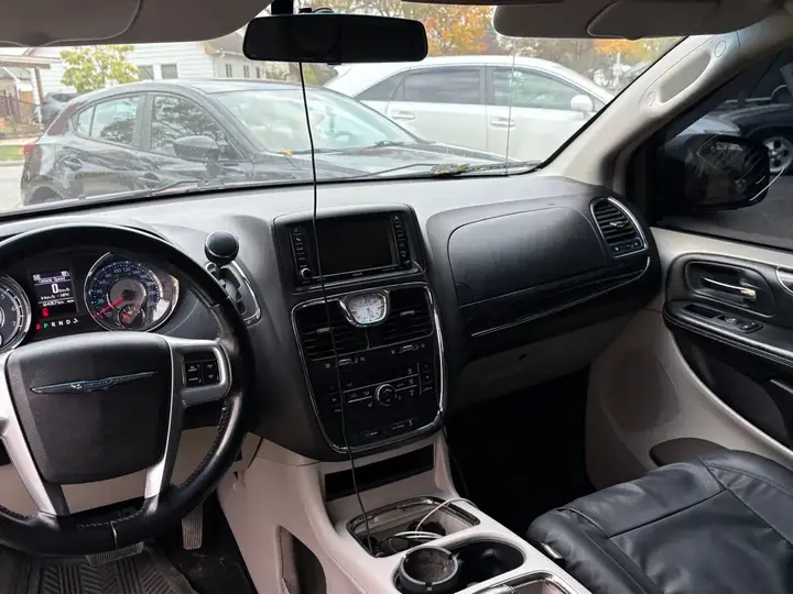 Chrysler Town & Country 2013 photo 5